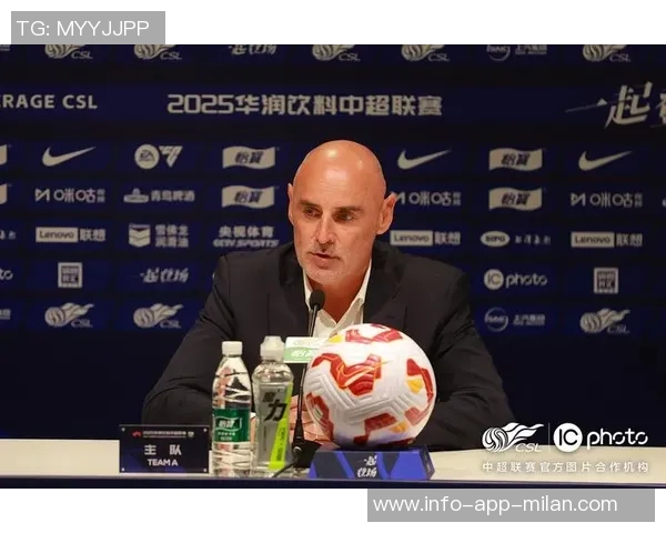 海港队在主教练穆斯卡特的带领下全力备战重返赛场迎接新挑战 海港队在主教练穆斯卡特的带领下全力备战重返赛场迎接新挑战