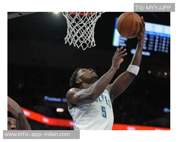 爱德华兹巧妙突破包夹精准传球助攻戈贝尔精彩扣篮得分